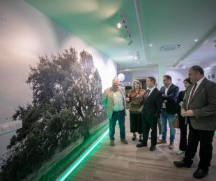 Presidente y autoridades en el Aula de Interpretación del Dehesón del Encinar