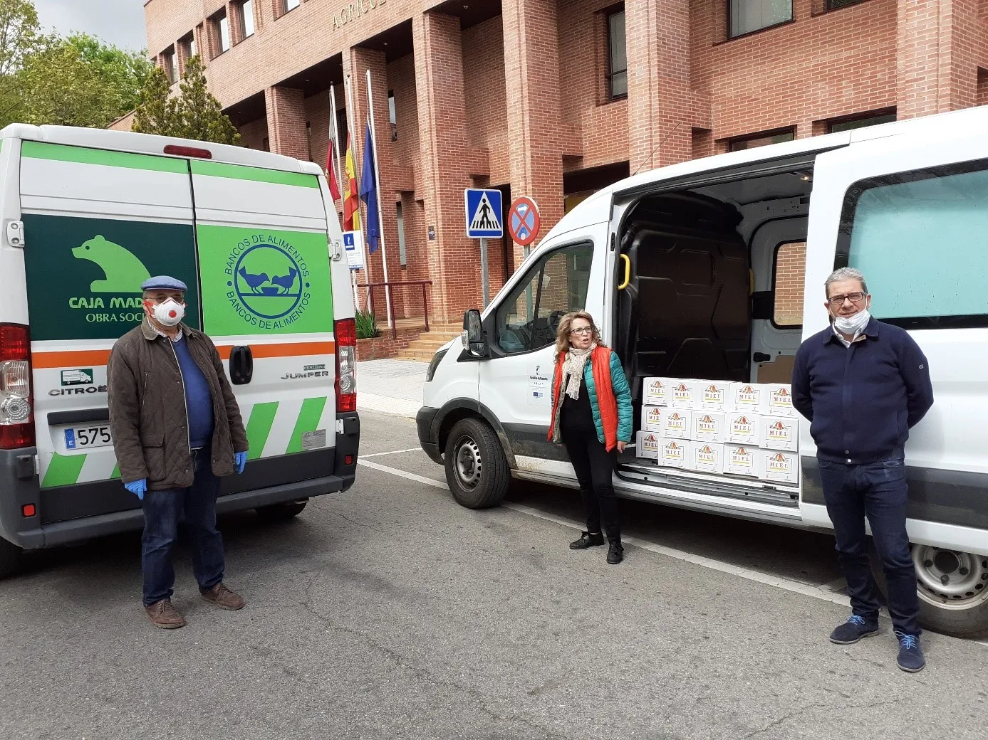 El IRIAF dona al Banco de Alimentos miel