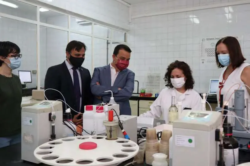 EVE. Análisis de vinos y productos derivados