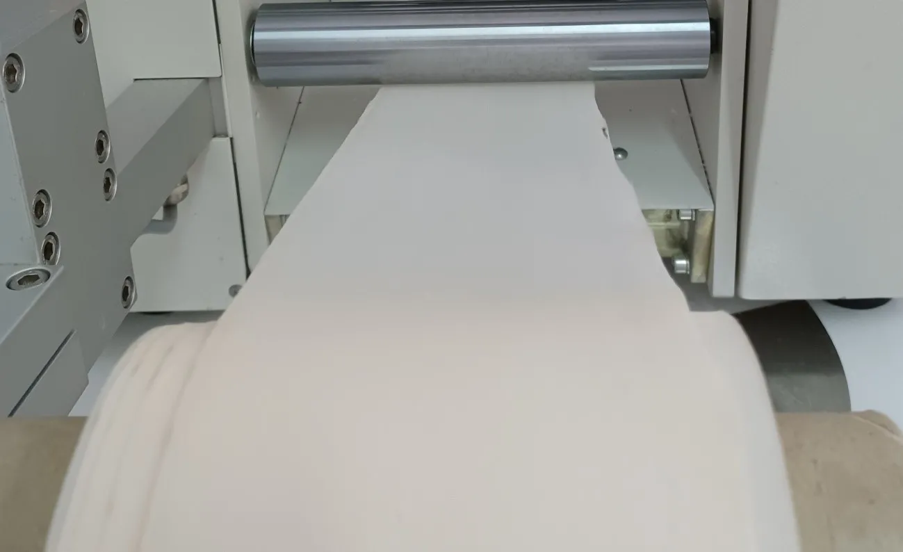 Film blanco de bioplástico saliendo de la extrusora