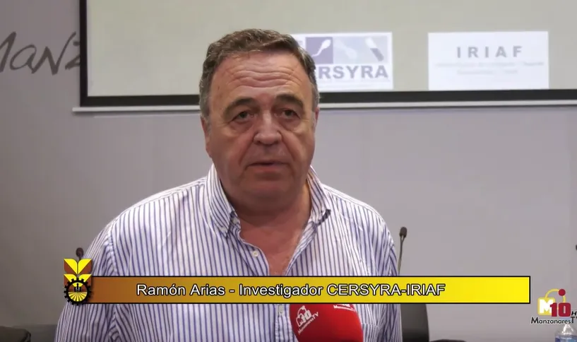 Ramón Árias, Investigador del CERSYRA, en la TV local de Manzanares hablando sobre "Actualidad de la calidad de la leche de pequeños rumiantes"